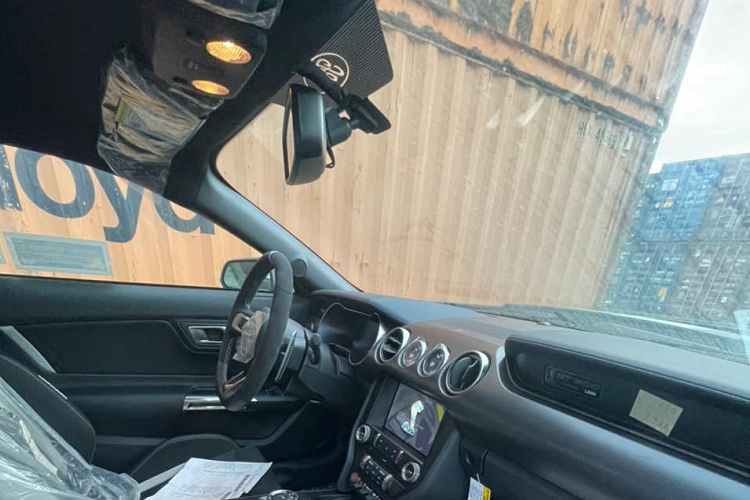 Bỏ ra số tiền gấp 3 lần Ford Mustang bản tiêu chuẩn, khách hàng sẽ nhận về chiếc xe Ford Mustang Shelby GT500 2021 có thiết kế rất dữ dằn với lưới tản nhiệt ở rộng tối đa, cản va trước thể thao và có thêm 2 nẹp bên hông, ngoài ra là điểm nhấn quan trọng với logo "rắn hổ mang" trước đầu xe. Nắp capô của những chiếc xe thể thao hiệu suất cao này sẽ có thêm các khe hốc gió hầm hố nằm chính giữa.