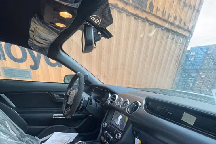 Bỏ ra số tiền gấp 3 lần Ford Mustang bản tiêu chuẩn, khách hàng sẽ nhận về chiếc xe Ford Mustang Shelby GT500 2021 có thiết kế rất dữ dằn với lưới tản nhiệt ở rộng tối đa, cản va trước thể thao và có thêm 2 nẹp bên hông, ngoài ra là điểm nhấn quan trọng với logo "rắn hổ mang" trước đầu xe. Nắp capô của những chiếc xe thể thao hiệu suất cao này sẽ có thêm các khe hốc gió hầm hố nằm chính giữa.