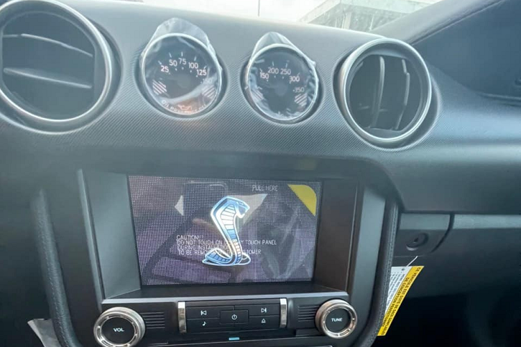 Điều làm nên sự cá tính cũng như khiến giá xe Ford Mustang Shelby GT500 luôn cao ngất ngưởng chính là việc xe được trang bị khối động cơ V8, dung tích 5,2 lít, siêu nạp, sản sinh công suất tối đa 760 mã lực và mô-men xoắn cực đại 847 Nm.