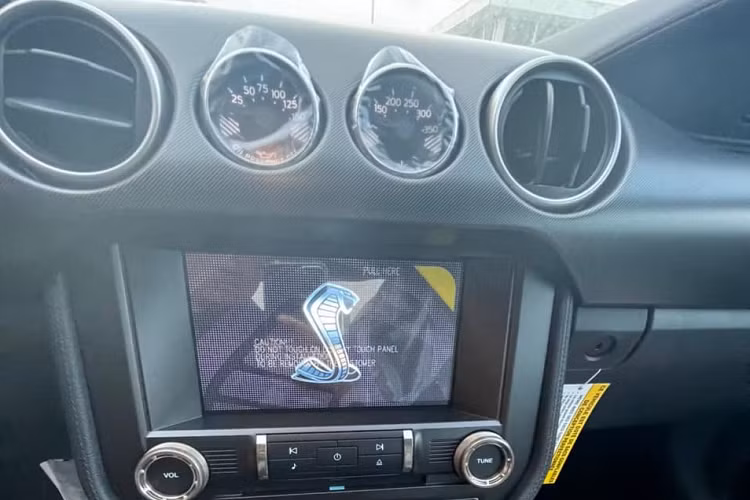 Điều làm nên sự cá tính cũng như khiến giá xe Ford Mustang Shelby GT500 luôn cao ngất ngưởng chính là việc xe được trang bị khối động cơ V8, dung tích 5,2 lít, siêu nạp, sản sinh công suất tối đa 760 mã lực và mô-men xoắn cực đại 847 Nm.