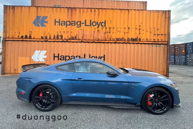 Những thông số này thực sự quá phấn khích đối với những ai yêu thích dòng xe thể thao hiệu suất cao như phiên bản Ford Mustang Shelby GT500 2021. Đồng hành cùng "trái tim" trên là hộp số ly hợp kép 7 cấp với thời gian tăng tốc từ vị trí xuất phát lên 100 km/h chỉ 3,7 giây trước khi đạt tốc độ tối đa 290 km/h.