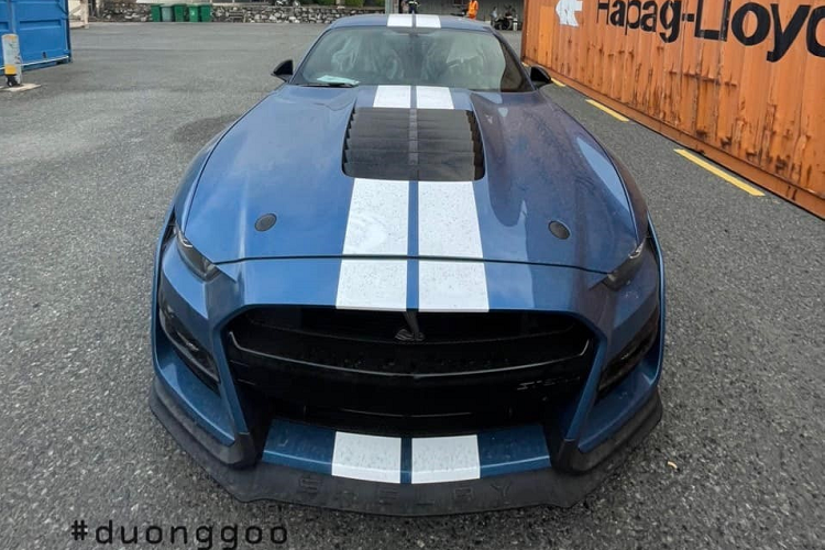 Trước đó, một chiếc Ford Mustang Shelby GT500 đời mới nhất đã xuất hiện khá âm thầm trong 1 công ty nhập khẩu xe có tiếng ở Hà Nội. Màu sơn cũng như trang bị khá giống so với chiếc xe mới được đăng tải nên hiện chưa rõ đây có phải là cùng 1 chiếc Ford Mustang Shelby GT500 hay được nhập mới về Việt Nam.