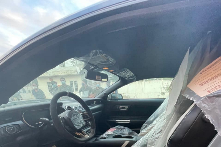 Trước khi Mustang Shelby GT500 đời 2021 này về Việt Nam, giới nhà giàu trong nước cũng đã tậu "hổ mang" Ford Mustang Shelby GT500 đời 2013 - đáng chú ý là ngoại thất xe cũng mang tông màu xanh và sọc kép màu trắng. 