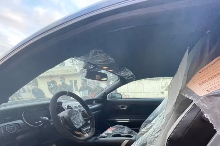 Trước khi Mustang Shelby GT500 đời 2021 này về Việt Nam, giới nhà giàu trong nước cũng đã tậu "hổ mang" Ford Mustang Shelby GT500 đời 2013 - đáng chú ý là ngoại thất xe cũng mang tông màu xanh và sọc kép màu trắng. 