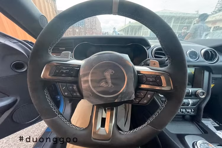 Bên trong khoang lái của Ford Mustang Shelby GT500 đời mới dễ dàng nhận ra xe có bộ ghế ngồi thể thao kiểu xe đua với tông màu đen kết hợp sọc trắng và logo "rắn hổ mang" trên mặt lưng ghế cũng như trên vô-lăng và hiện ra khi màn hình giải trí 12 inch của xe khởi động.