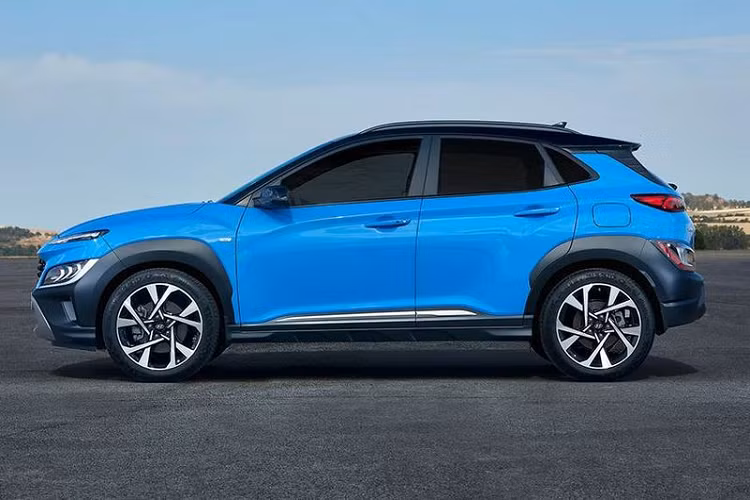 Đi cùng với hộp số biến thiên vô cấp SmartStream IVT và hệ dẫn động cầu trước. Lượng tiêu thụ nhiên liệu trung bình đạt 7,3 lít/100 km. Đây là biến thể thứ 3 của mẫu xe crossover Hyundai Kona 2021 tại thị trường Hàn Quốc. Hai tùy chọn còn lại bao gồm một phiên bản động cơ tăng áp và một phiên bản Hybrid.