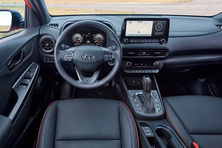 Thay đổi đáng chú ý nhất ở phần hông là bộ la zăng mới có thiết kế dạng nan xéo độc đáo, vòm bánh xe vẫn giữ nguyên các mảng ốp màu đen mang đến cái nhìn cứng cáp. Không có diện mạo khác lạ như phần đầu, phần đuôi xe chỉ được tinh chỉnh nhẹ một số đường nét giúp tổng thể của mẫu SUV này gọn gàng hơn. Cụm đèn hậu LED với tạo hình nhỏ gọn, cụm đèn xi-nhan và phản quang cũng hiện đại hơn nhờ chi tiết nhựa ốp đã không còn xuất hiện ở đây.