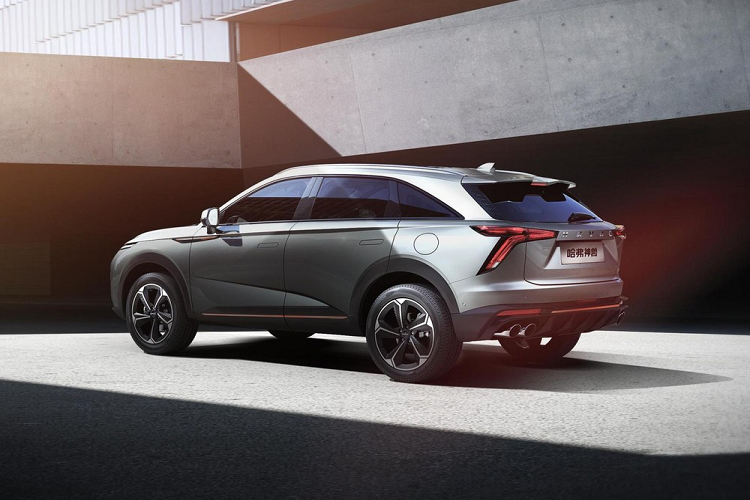 Haval Shenshou hoàn toàn mới có thiết kế khá đẹp mắt với những đường cắt sắc cạnh phía bên sườn và phía sau, trong khi đó phía trước lại có thiết kế tương đối tròn trịa. Ngoại thất xe có nhiều tính năng đáng lưu ý như tay nắm cửa ẩn, cánh gió phía sau chất thể thao, và bộ la-zăng 5 chấu rất ngầu.