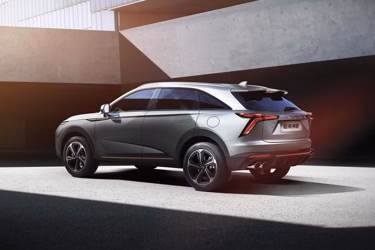 Haval Shenshou hoàn toàn mới có thiết kế khá đẹp mắt với những đường cắt sắc cạnh phía bên sườn và phía sau, trong khi đó phía trước lại có thiết kế tương đối tròn trịa. Ngoại thất xe có nhiều tính năng đáng lưu ý như tay nắm cửa ẩn, cánh gió phía sau chất thể thao, và bộ la-zăng 5 chấu rất ngầu.