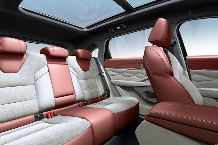 Thời gian gần đây, Haval đã có những bước tiến lớn với thiết kế nội thất và SUV Shenshou cho thấy rõ điều đó. Cụ thể hơn, mắt táp lô trong cabin trông rất tuyệt với màn hình đôi nổi bật, gồm một màn nhỏ 12,3 inch phía sau vô lăng để hiển thị các thông tin lái xe, và một màn lớn 14,6 inch làm hệ thống thông tin giải trí.