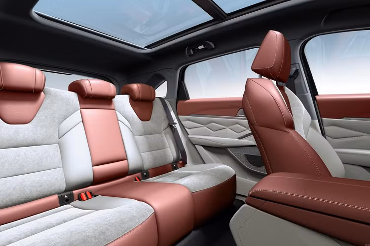 Thời gian gần đây, Haval đã có những bước tiến lớn với thiết kế nội thất và SUV Shenshou cho thấy rõ điều đó. Cụ thể hơn, mắt táp lô trong cabin trông rất tuyệt với màn hình đôi nổi bật, gồm một màn nhỏ 12,3 inch phía sau vô lăng để hiển thị các thông tin lái xe, và một màn lớn 14,6 inch làm hệ thống thông tin giải trí.