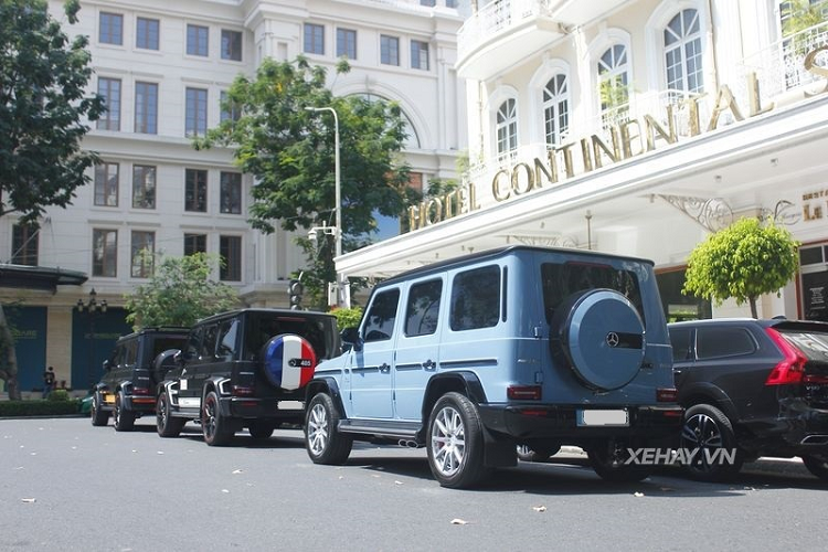 China Blue vốn màu sơn là dành riêng cho Mercedes-AMG G350D phiên bản kỷ niệm 40 năm nhưng vào tháng 7/2020, hãng đã cung cấp màu sắc này dưới dạng tùy chọn mất phí, thuộc nhóm màu sơn cổ điển, không ánh kim "G manufaktur non-metallic" trị giá 6.500 USD (khoảng 147 triệu đồng). Những khách hàng đặt mua xe với màu China Blue cũng sẽ phải chờ đợi lâu hơn đáng kể.