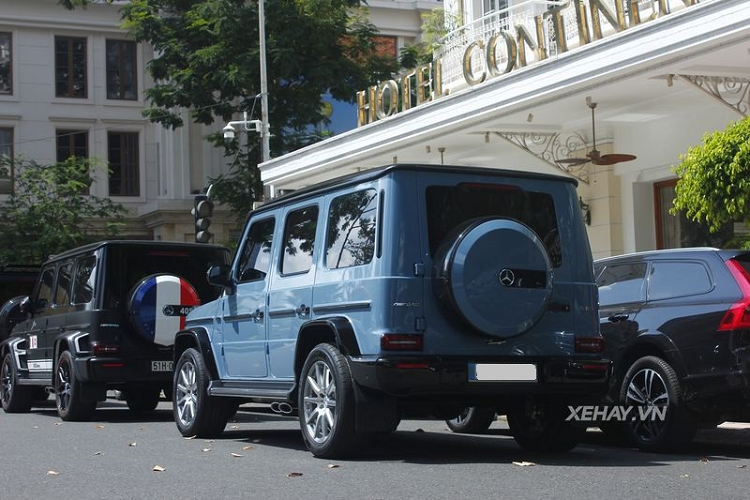 Không rõ giá xe Mercedes-AMG G63 màu China Blue của doanh nhân Nguyễn Quốc Cường là bao nhiêu nhưng tại Việt Nam, "ông vua địa hình Đức" đang được phân phối chính hãng với giá từ 10,95 tỷ đồng.