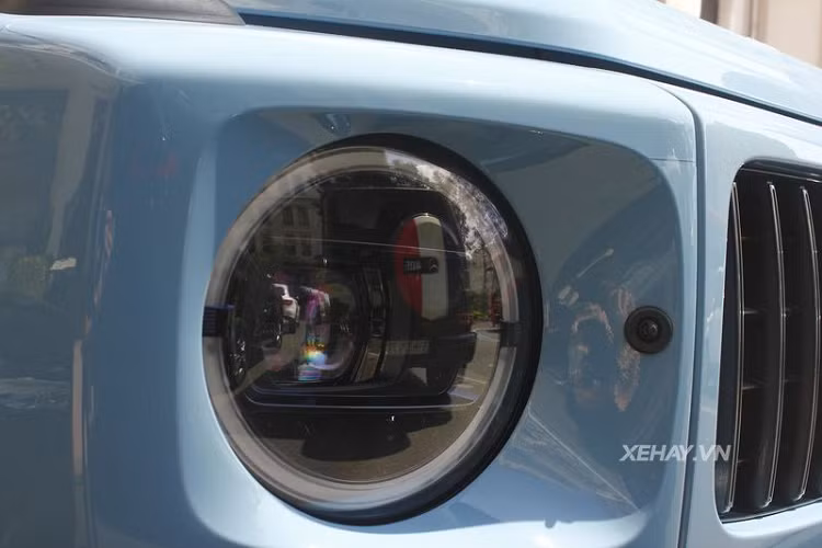 Bên cạnh nước sơn độc lạ, Mercedes-AMG G63 của Cường Đô la còn được trang bị gói AMG Night Package thể thao gồm cản trước, cản sau và trần xe sơn đen, giúp diện mạo chiếc SUV trở nên ấn tượng hơn.