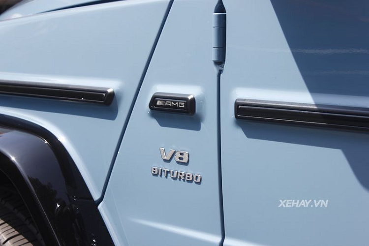 Mercedes-AMG G63 là một cái tên đã quá quen thuộc tại Việt Nam, điểm dễ nhận biết nhất của Mercedes-AMG G63 thế hệ mới so với ‘’người tiền nhiệm’’ là phần đèn pha được tái thiết kế, sử dụng công nghệ LED cùng thanh cản va trước được tinh chỉnh, hốc gió thể thao hơn và lưới tản nhiệt sửa đổi.