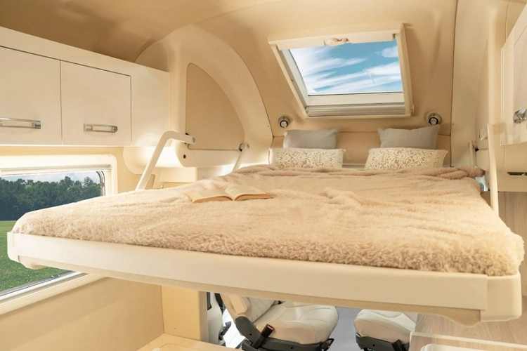 Nhờ có thân vỏ liền khối bằng sợi thủy tinh, các nhà thiết kế của Wingamm đã tái hình dung ý tưởng giường ngủ trong một chiếc RV. Bằng cách sử dụng cơ chế nâng giường lên và kê nó xuống ngay dưới trần xe, công ty đã tạo ra nhiều không gian sử dụng hơn cho nhà bếp và phòng ăn lớn hơn với nhiều chức năng hơn.