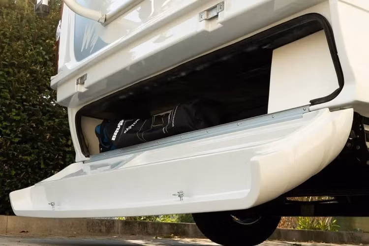 Kết quả, chuyện này không chỉ mang lại nhiệt độ ấm cúng mà còn giúp tiết kiệm năng lượng. Hơn nữa, bạn cũng sẽ được hưởng lợi từ cảm giác êm ái, không chút tiếng ồn của chiếc xe van cắm trại này. Tất cả là nhờ cabin liền khối, cùng với chất làm kín cấu trúc đặc biệt, làm tối thiểu hóa những rung động và âm thanh ma sát gây khó chịu cho hầu hết những người lái motorhome.