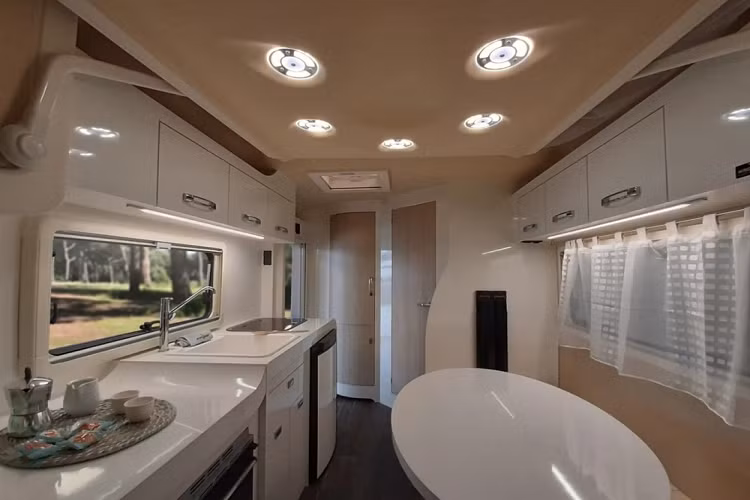 Oasi 540 cũng có khả năng xử lý thời tiết mọi mùa, qua đó làm tăng thêm tính linh hoạt của nó. Thân vỏ liền khối bằng sợi thủy tinh hai lớp của nó cung cấp khả năng cách nhiệt tuyệt vời. Đó là bởi vì không giống như kim loại được sử dụng trong tất cả các motorhome hạng B khác, sợi thủy tinh không phải là chất dẫn nhiệt tốt, do vậy có rất ít sự phân tán nhiệt độ từ bên trong ra bên ngoài.