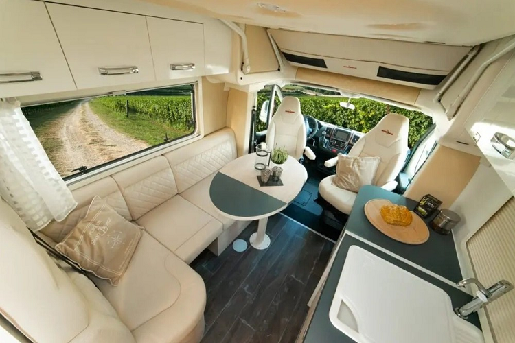 Chiếc xe cắm trại bé nhỏ này còn trang bị một phòng tắm ở bên trong nữa. Nó trông giống với loại ở khách sạn nhưng tất nhiên là nhỏ hơn. Người dùng có mọi thứ từ chỗ tắm đứng, bồn rửa mặt, không gian mặt bàn, toilet cho đến tủ thuốc có gương soi.