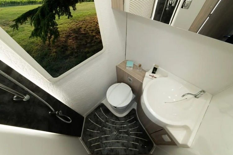 Vị trí phía sau của cửa cho phép bạn tận hưởng một nhà bếp khá rộng rãi, bất kể kích thước tổng thể nhỏ bé của chiếc RV. Nhà bếp có đủ chỗ cho bếp 2 lò, bồn rửa có nắp, và một tủ lạnh nhỏ. Đối diện với khu vực nhà bếp, bạn sẽ tìm thấy một bàn ăn hình chữ L với khả năng chuyển đổi thành một không gian ngủ bổ sung.