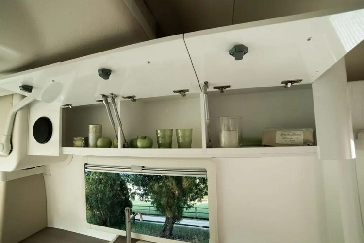 Nhìn chung, khu vực bàn ăn trông tràn đầy sức sống nhờ các chất liệu hoàn thiện đồ nội thất sang trọng như da, bông, và vải lanh. Các tiện nghi nổi bật khác bao gồm máy nước nóng Truma Combi, hệ thống sưởi sàn, hệ thống điện với bảng điều khiển kỹ thuật số, đèn LED làm mờ, và một bồn nước ngọt 100 lít.