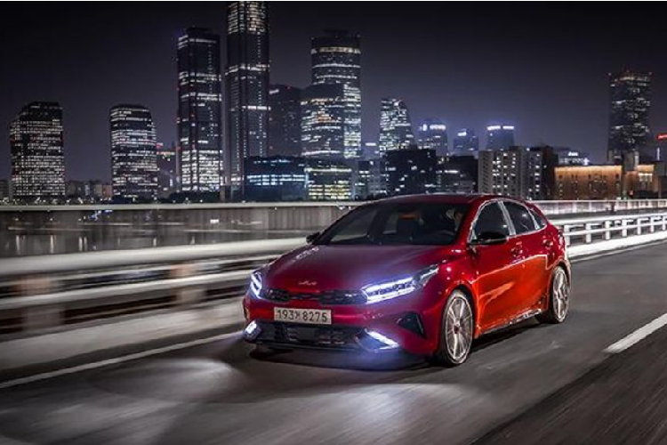 Tất nhiên, Kia K3 GT hatchback 2021 cũng sở hữu cụm đèn pha LED mới gồm 6 vạch đèn chiếu sáng ban ngày cùng logo mới của Kia giống như bản sedan.