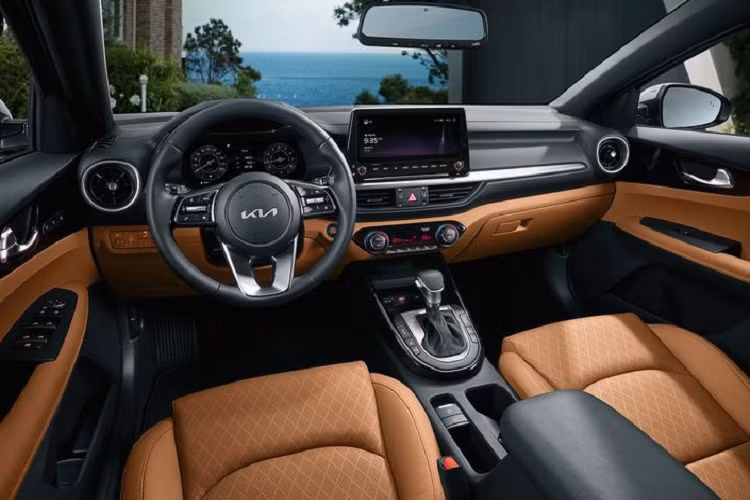 Kia K3 GT hatchback 2021 sở hữu nhiều tính năng mới như hệ thống treo sau đa liên kết, bộ giảm xóc Bilstein, hệ thống phanh nâng cấp và lốp Michelin Pilot Sport 4. Chưa hết, xe còn có nhiều công nghệ an toàn đáng chú ý như phanh khẩn cấp tự động có tính năng phát hiện người đi bộ và người đi xe đạp, hệ thống cảnh báo chống buồn ngủ, cảnh báo vẫn còn người trong xe, camera lùi, giám sát điểm mù và cảnh báo phương tiện cắt ngang phía sau... 