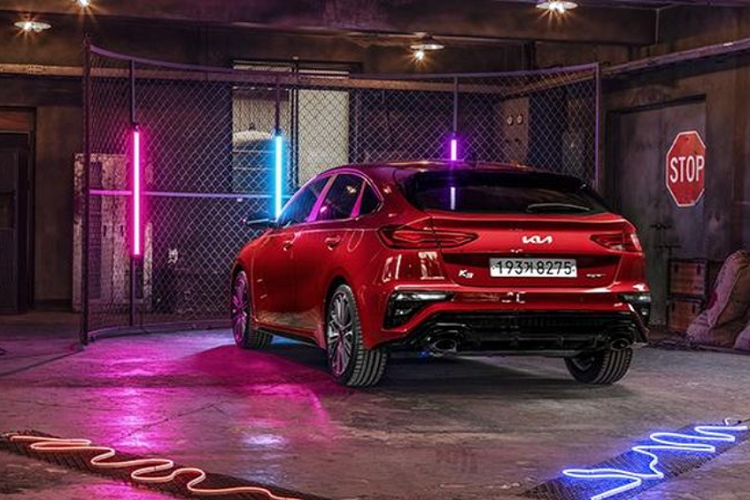 Đối với nội thất, Kia K3 GT hatchback 2021 có cụm đồng hồ kỹ thuật số 10,25 inch hoàn toàn mới, màn hình giải trí 10,25 inch mới và các điểm nhấn màu đỏ để tăng tính thể thao cho xe. Tại Hàn Quốc, giá xe Kia K3 GT hatchback 2021 có mức bán khởi điểm từ 27.000.000 won (tương đương khoảng 527 triệu đồng).