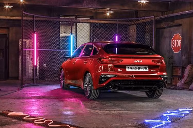 Đối với nội thất, Kia K3 GT hatchback 2021 có cụm đồng hồ kỹ thuật số 10,25 inch hoàn toàn mới, màn hình giải trí 10,25 inch mới và các điểm nhấn màu đỏ để tăng tính thể thao cho xe. Tại Hàn Quốc, giá xe Kia K3 GT hatchback 2021 có mức bán khởi điểm từ 27.000.000 won (tương đương khoảng 527 triệu đồng).