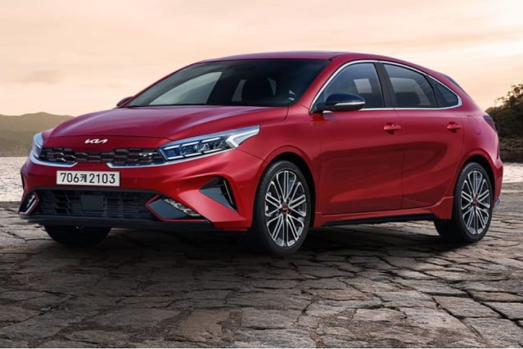 Về thiết kế, phiên cao cấp nhất GT có thêm nhiều điểm nhấn màu đỏ ở phần lưới tản nhiệt và hốc gió trước, trong khi đầu và đuôi xe đều có huy hiệu GT. Ngoài ra, K3 GT 2021 cũng được trang bị gương chiếu hậu màu đen, ống xả kép và mâm hợp kim 18 inch với điểm nhấn màu đỏ ở logo trung tâm.