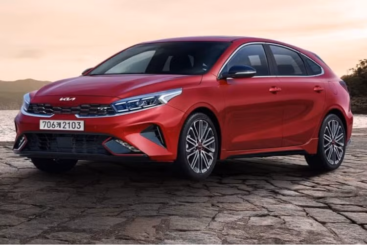 Về thiết kế, phiên cao cấp nhất GT có thêm nhiều điểm nhấn màu đỏ ở phần lưới tản nhiệt và hốc gió trước, trong khi đầu và đuôi xe đều có huy hiệu GT. Ngoài ra, K3 GT 2021 cũng được trang bị gương chiếu hậu màu đen, ống xả kép và mâm hợp kim 18 inch với điểm nhấn màu đỏ ở logo trung tâm.