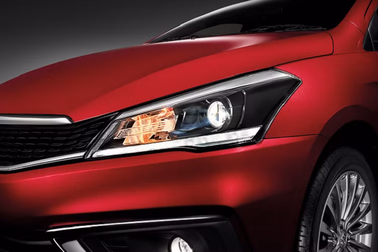 Bên trong Suzuki Ciaz 2021 có ghế bọc da màu đen, ghế lái chỉnh tay 6 hướng, ghế phụ lái chỉnh tay 4 hướng, vô lăng bọc da, màn hình đa thông tin MID trong bảng đồng hồ, mở cửa không cần chìa khóa, nút bấm khởi động máy, điều hòa tự động đi kèm màn hình kỹ thuật số, cửa gió điều hòa hàng ghế sau, hệ thống lọc phấn hoa, hệ thống âm thanh 6 loa và ổ điện 12 V ở cả 2 hàng ghế.