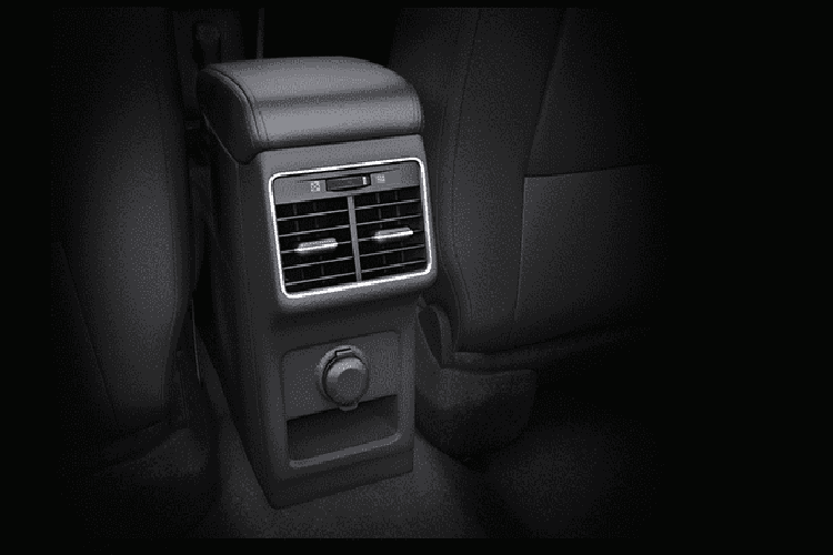 Về trang bị ngoại thất, Suzuki Ciaz 2021 tại Thái Lan có đèn pha LED, đèn sương mù trước với viền mạ crôm, bộ vành hợp kim 16 inch, lốp 195/55 R16, gương chiếu hậu sơn cùng màu thân xe, chỉnh điện, gập điện, tích hợp đèn báo rẽ, đường chân kính và tay nắm cửa mạ crôm. Riêng bản RS thể thao hơn có bộ body kit, bao gồm cánh gió trước, cánh gió bên sườn và cánh gió sau tích hợp đèn phanh thứ ba.