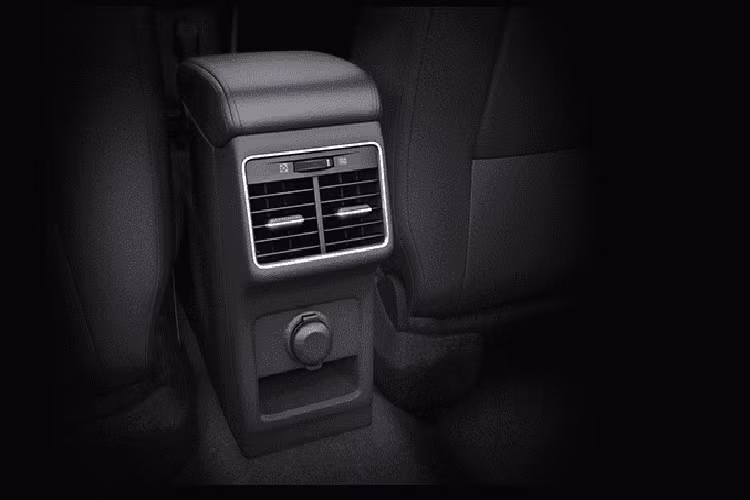 Về trang bị ngoại thất, Suzuki Ciaz 2021 tại Thái Lan có đèn pha LED, đèn sương mù trước với viền mạ crôm, bộ vành hợp kim 16 inch, lốp 195/55 R16, gương chiếu hậu sơn cùng màu thân xe, chỉnh điện, gập điện, tích hợp đèn báo rẽ, đường chân kính và tay nắm cửa mạ crôm. Riêng bản RS thể thao hơn có bộ body kit, bao gồm cánh gió trước, cánh gió bên sườn và cánh gió sau tích hợp đèn phanh thứ ba.