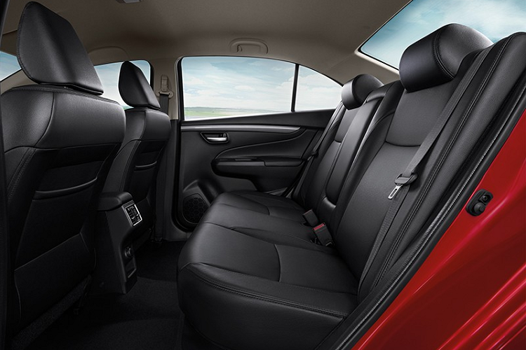 Trừ màn hình trung tâm 8 inch và camera lùi mới, Suzuki Ciaz 2021 tại thị trường Thái Lan chẳng có gì khác so với trước. Xe vẫn sở hữu động cơ xăng 4 xi-lanh, dung tích 1.25L, sản sinh công suất tối đa 91 mã lực tại tua máy 6.000 vòng/phút và mô-men xoắn cực đại 118 Nm tại tua máy 4.800 vòng/phút. Động cơ kết hợp với hộp số sàn hoặc hộp số biến thiên vô cấp CVT.