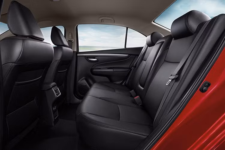 Trừ màn hình trung tâm 8 inch và camera lùi mới, Suzuki Ciaz 2021 tại thị trường Thái Lan chẳng có gì khác so với trước. Xe vẫn sở hữu động cơ xăng 4 xi-lanh, dung tích 1.25L, sản sinh công suất tối đa 91 mã lực tại tua máy 6.000 vòng/phút và mô-men xoắn cực đại 118 Nm tại tua máy 4.800 vòng/phút. Động cơ kết hợp với hộp số sàn hoặc hộp số biến thiên vô cấp CVT.