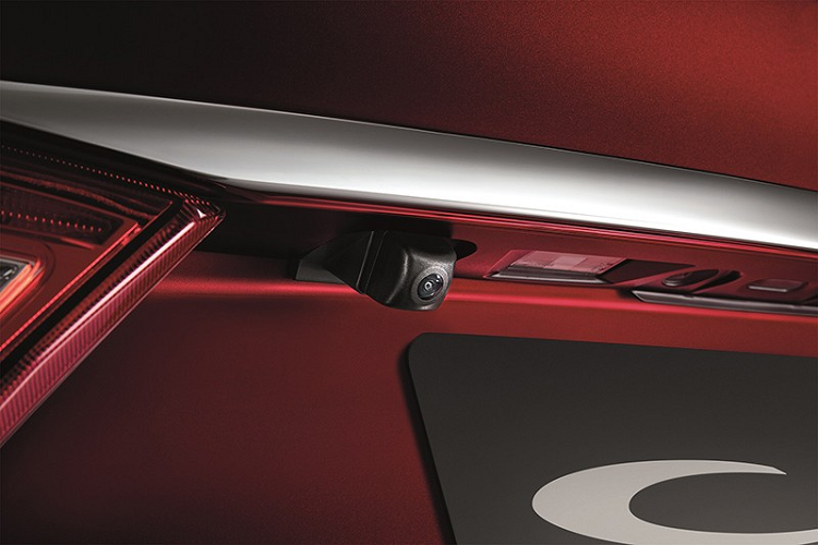 Chưa hết, Suzuki Ciaz 2021 tại thị trường Thái Lan còn có thêm camera lùi ở mọi bản trang bị. Điều này hứa hẹn giúp mẫu sedan hạng B nhà Suzuki tăng khả năng cạnh tranh với các đối thủ như Honda City, Toyota Yaris Ativ hay Mazda2 tại thị trường Thái Lan.