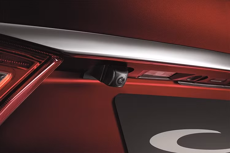 Chưa hết, Suzuki Ciaz 2021 tại thị trường Thái Lan còn có thêm camera lùi ở mọi bản trang bị. Điều này hứa hẹn giúp mẫu sedan hạng B nhà Suzuki tăng khả năng cạnh tranh với các đối thủ như Honda City, Toyota Yaris Ativ hay Mazda2 tại thị trường Thái Lan.