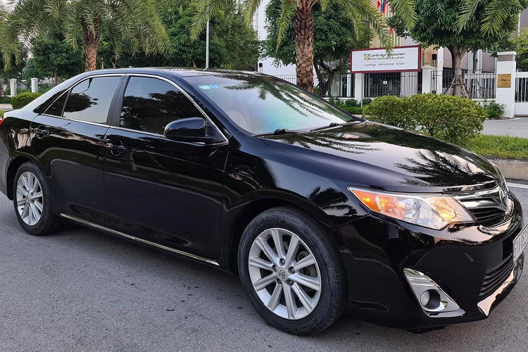 Toyota Camry bản XLE đời 2014 sử dụng động cơ xăng 4cyl thẳng hàng, dung tích 2.5L hút khí tự nhiên, cho công suất tối đa 178 mã lực tại 6.000 vòng/phút và mô-men xoắn cực đại 230Nm tại 4.100 vòng/phút.