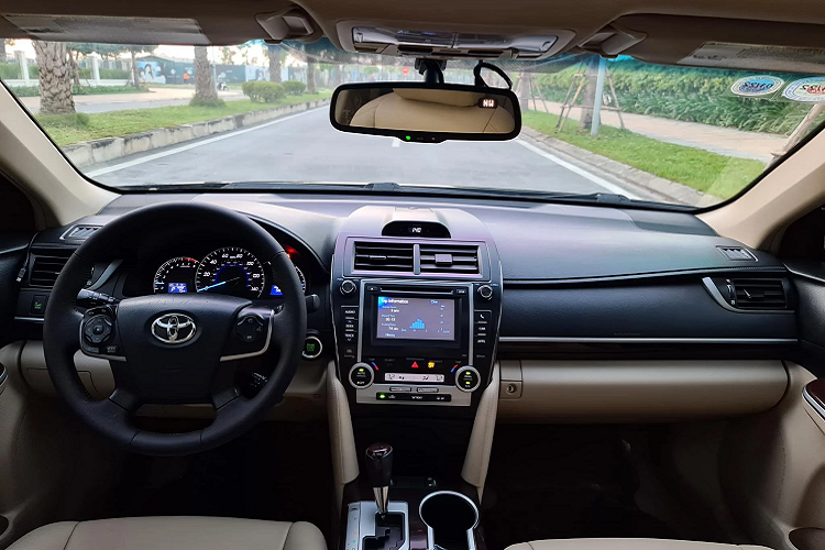 Trong tầm giá khoảng 1 tỷ đồng, người dùng hiện tại có rất nhiều lựa chọn sedan mới, “ăn chắc mặc bền” có Camry 2.0G mới, đề cao trải nghiệm lái có VinFast Lux A2.0… Sẽ rất ít khách hàng chịu “xuống tiền” với một chiếc Camry 7 năm tuổi. Đó là thực tế.