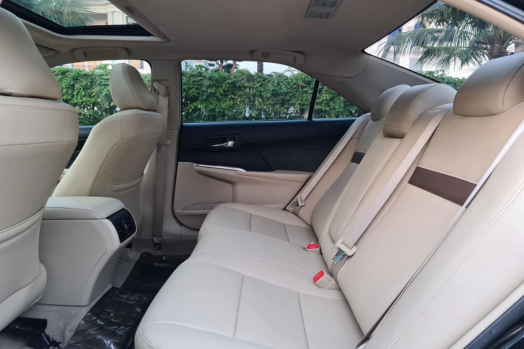 Nội thất Toyota Camry XLE đời 2014 được trang bị khá đầy đủ tiện nghi như ghế bọc da 2 tông màu, ghế chỉnh điện có sưởi ghế, vô lăng tích hợp nhiều nút bấm. Màn hình DVD tích hợp định vị, hệ thống âm thanh 7 loa, trang bị cửa sổ trời.