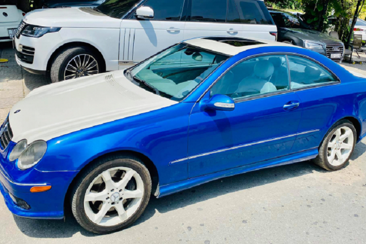 Hiện chưa rõ chiếc Mercedes-Benz CLK500 hàng “kịch độc” này hiện đang được chào bán với mức giá bao nhiêu. Bỏ qua giá bán, có thể nói CLK500 máy V8 5.0L này là một món đồ chơi đáng để sưu tầm dành cho những khách hàng yêu thích xe Đức đời cũ tại Việt Nam, những tay chơi sẵn sàng lùng mua từng món phụ tùng hiếm có.