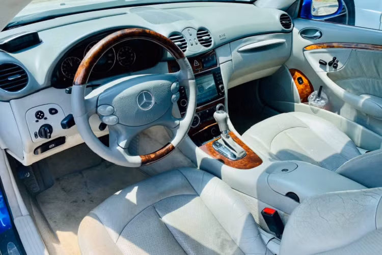 Sức mạnh được truyền xuống cầu sau (RWD), thông qua hộp số tự động 7 cấp (7G-TRONIC). Xe đi kèm với nhiều chế độ lái như: C (Thoải mái, Comfort) và S (Thể thao, Sport) và chế độ số tay M. Nhờ đó chiếc coupe cỡ trung có thể tăng tốc từ 0 – 100km/h chỉ trong 5,9 giây. Theo Mercedes-Benz, động cơ V8 này “ăn uống” khoảng 10,9L/100km.