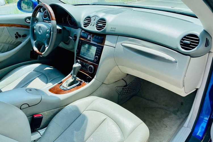 Nội thất CLK500 được bọc da và ốp gỗ cao cấp ở vô lăng, bệ điều khiển trung tâm và táp-pi cửa, ghế lái chỉnh điện 10 hướng và nhớ vị trí, trang bị cửa sổ trời, đầu DVD, CD, sử dụng màn hình TFT từ 4,9 và 6,5 inch chạy hệ thống COMAND.