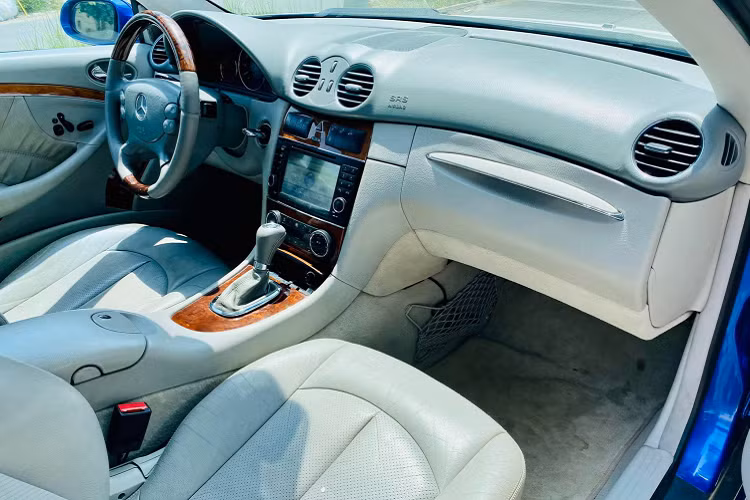 Nội thất CLK500 được bọc da và ốp gỗ cao cấp ở vô lăng, bệ điều khiển trung tâm và táp-pi cửa, ghế lái chỉnh điện 10 hướng và nhớ vị trí, trang bị cửa sổ trời, đầu DVD, CD, sử dụng màn hình TFT từ 4,9 và 6,5 inch chạy hệ thống COMAND.