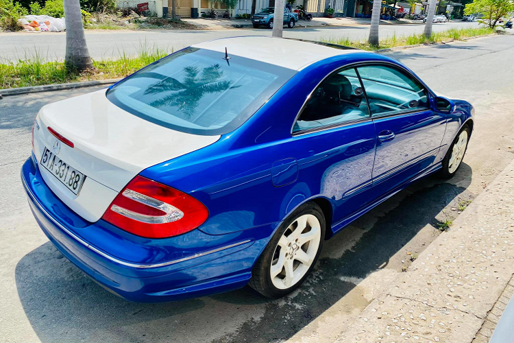 Mercedes-Benz CLK đời 2004 sở hữu kiểu dáng xe coupe truyền thống, thiết kế dễ nhận diện và mang đậm dấu ấn của thương hiệu “ngôi sao ba cánh” ở thời điểm cách đây hơn chục năm về trước như đèn pha tròn nối liền, thiết kế tổng thể mềm mại sang trọng. Phiên bản CLK500 còn hấp dẫn khi sử dụng động cơ xăng V8 dung tích 5.0L, hút khí tự nhiên cho công suất tối đa 302 mã lực từ 5.600 vòng/phút và mô-men xoắn cực đại 460Nm từ dải vòng tua 2.700 – 4.250 vòng/phút.