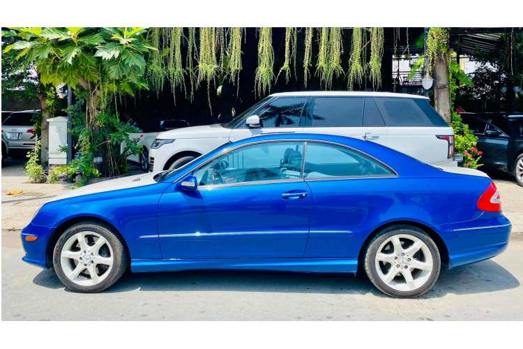 Xe có giá nhập về nước khá cao, tại thời điểm ra mắt năm 2004, giá xe Mercedes-Benz CLK 500 Coupe có mức bán ra khởi điểm không hề rẻ, lên đến 55.125 USD tại thời điểm đó. Giá cao, kiểu dáng coupe kén người chơi, chính vì thế CLK không phổ biến tại Việt Nam, tương tự như các dòng xe coupe khác của Mercedes-Benz như dòng CL-Class (định vị cao hơn CLK).
