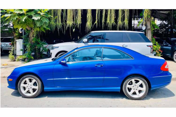 Xe có giá nhập về nước khá cao, tại thời điểm ra mắt năm 2004, giá xe Mercedes-Benz CLK 500 Coupe có mức bán ra khởi điểm không hề rẻ, lên đến 55.125 USD tại thời điểm đó. Giá cao, kiểu dáng coupe kén người chơi, chính vì thế CLK không phổ biến tại Việt Nam, tương tự như các dòng xe coupe khác của Mercedes-Benz như dòng CL-Class (định vị cao hơn CLK).