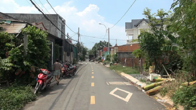 Nhom cuop 'bay binh bo tran' tan cong nguoi dan de cuop xe may-Hinh-2