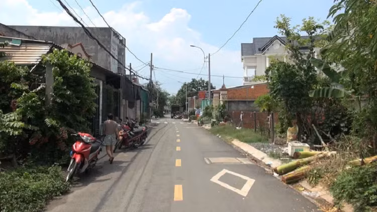 Nhom cuop 'bay binh bo tran' tan cong nguoi dan de cuop xe may-Hinh-2